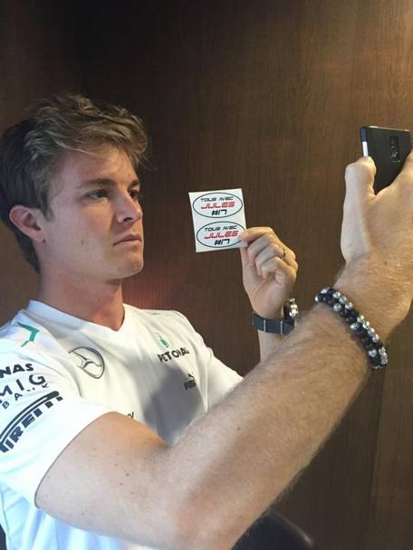 Il selfie di Nico Rosberg con l&#39;adesivo per Vergne